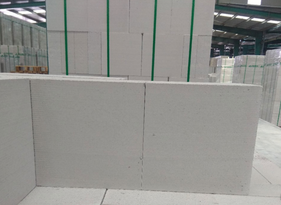 có nên xây nhà bằng gạch siêu nhẹ