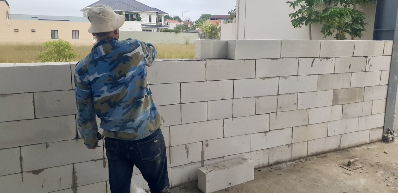 thi công gạch bê tông khí chưng áp